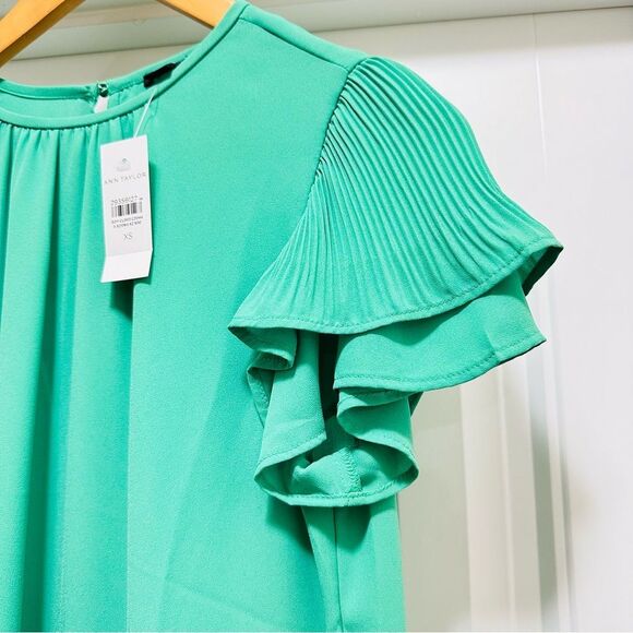 Ann Taylor Kelly Green Flutter Sleeve Blouse Size XS -NEW - Picture 3 of 5